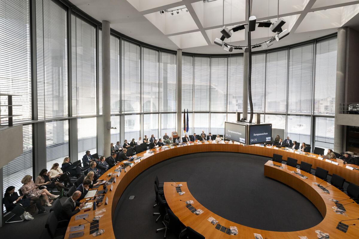 Hofreiter, Jan; Milatović, Jakov Ausschussvorsitzender Dr. Anton Hofreiter, MdB, Die Grünen, begrüßt den Präsidenten von Montenegro, S.E. Jakov Milatović im Ausschusses für die Angelegenheiten der Europäischen Union zu einem Gespräch.