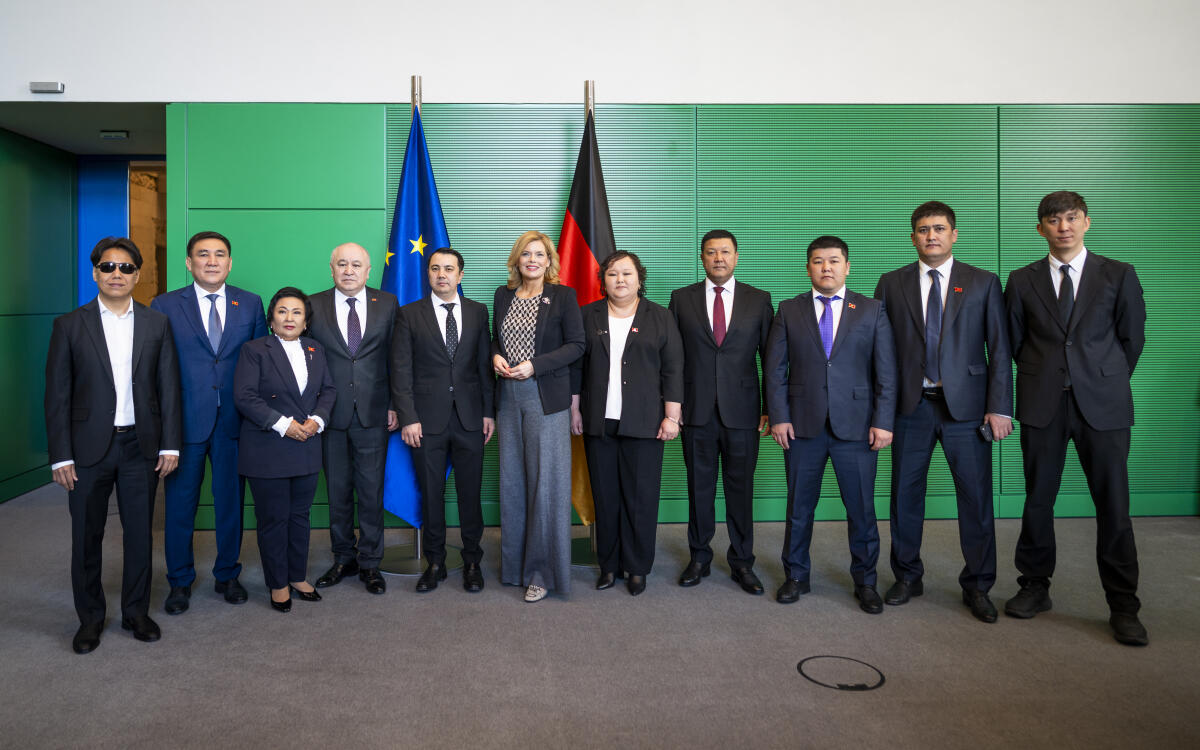 Klöckner, Julia Bundestagspräsidentin Julia Klöckner (6vr), CDU/CSU, MdB, empfängt den Präsidenten des Parlaments der Kirgisischen Republik, Marlen Mamataliev (5vl), zu einem Gespräch. Hier Gruppenfoto mit der Delegation.