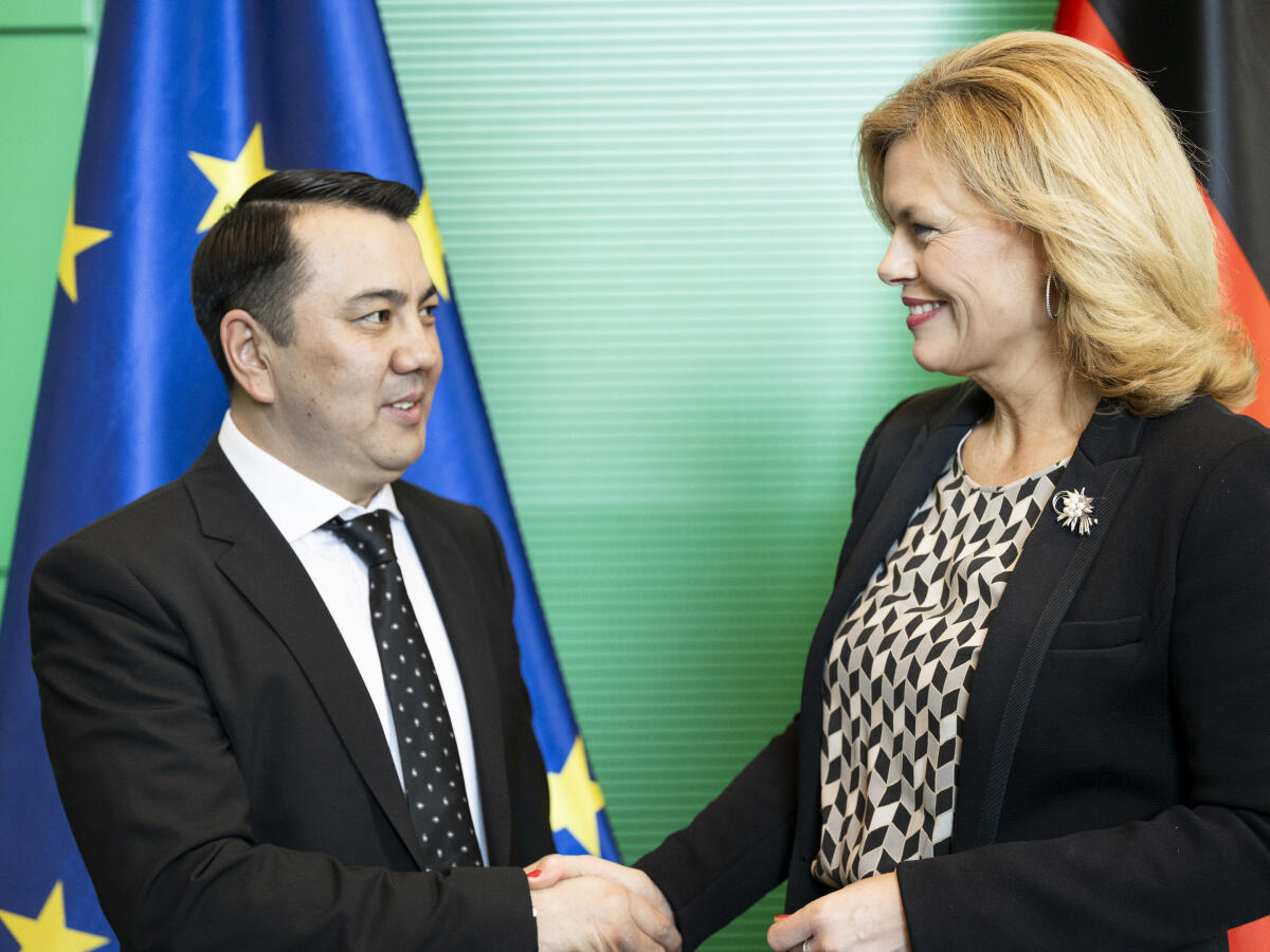 Klöckner, Julia Bundestagspräsidentin Julia Klöckner (r), CDU/CSU, MdB, empfängt den Präsidenten des Parlaments der Kirgisischen Republik, Marlen Mamataliev (l), zu einem Gespräch.