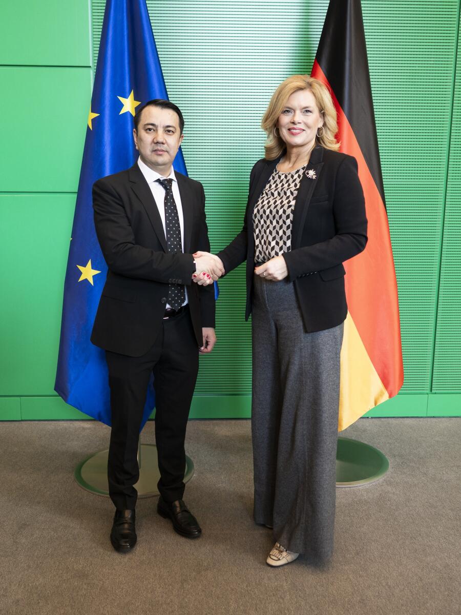 Klöckner, Julia Bundestagspräsidentin Julia Klöckner (r), CDU/CSU, MdB, empfängt den Präsidenten des Parlaments der Kirgisischen Republik, Marlen Mamataliev (l), zu einem Gespräch.