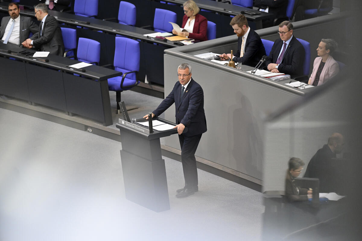 Saathoff, Johann Johann Saathoff, MdB, SPD, hält eine Rede im Deutschen Bundestag