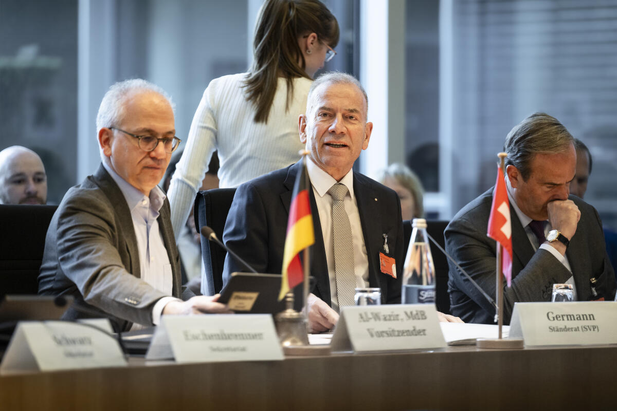 Al-Wazir, Tarek Ausschussvorsitzender Tarek Al-Wazir(li), Bündnis 90/ Die Grünen, begrüßt im Verkehrsausschuss Mitglieder der Delegation der Schweizer Bundesversammlung für die Beziehungen zum Deutschen Bundestag zu einem Gesprächsaustausch über aktuelle Themen der grenzüberschreitenden Verkehrspolitik. 
