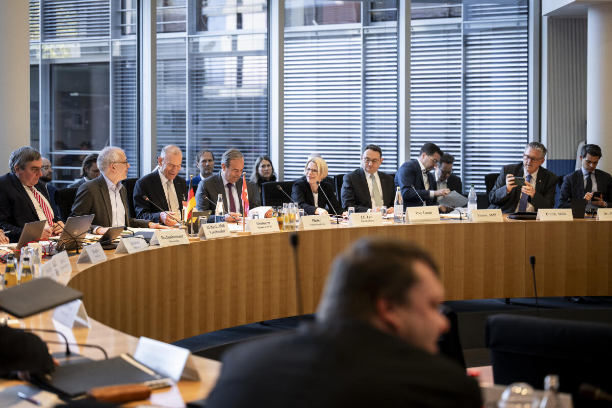 Al-Wazir, Tarek Ausschussvorsitzender Tarek Al-Wazir(2vl), Bündnis 90/ Die Grünen, begrüßt im Verkehrsausschuss Mitglieder der Delegation der Schweizer Bundesversammlung für die Beziehungen zum Deutschen Bundestag zu einem Gesprächsaustausch über aktuelle Themen der grenzüberschreitenden Verkehrspolitik. Gesprächsübersicht