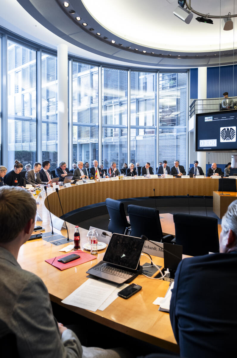 Al-Wazir, Tarek Ausschussvorsitzender Tarek Al-Wazir (2vl), Bündnis 90/ Die Grünen, begrüßt im Verkehrsausschuss Mitglieder der Delegation der Schweizer Bundesversammlung für die Beziehungen zum Deutschen Bundestag zu einem Gesprächsaustausch über aktuelle Themen der grenzüberschreitenden Verkehrspolitik. Gesprächsübersicht