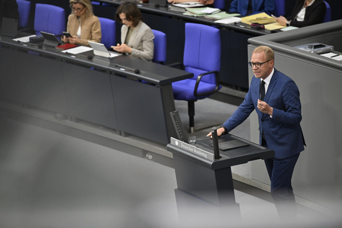 Bollmann, Hendrik Sitzung des 21. Deutschen Bundestages - Hendrik Bollmann, SPD, MdB, hält eine Rede zum ZP Kommunales Vetorecht gegen migrationsbedingte Zwangszuweisungen