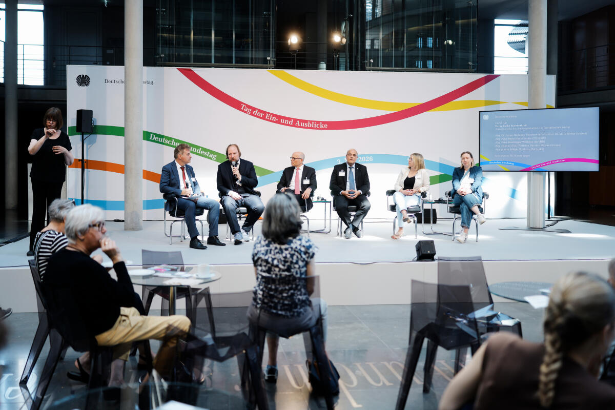  Tag der Ein- und Ausblicke (TEA) 2026 - Podiumsdiskussion des Ausschusses für die Angelegenheiten der Europäischen Union mit (VLNR:) Dr. Kinan Jaeger, Moderator, Dr. Anton Hofreiter, Bündnis 90/Die Grünen, MdB, Peter Beyer, CDU/CSU, MdB, Peter Boehringer, AfD, MdB, Chantal Kopf, Bündnis 90/Die Grünen, MdB und Janina Böttger, Die Linke, MdB.