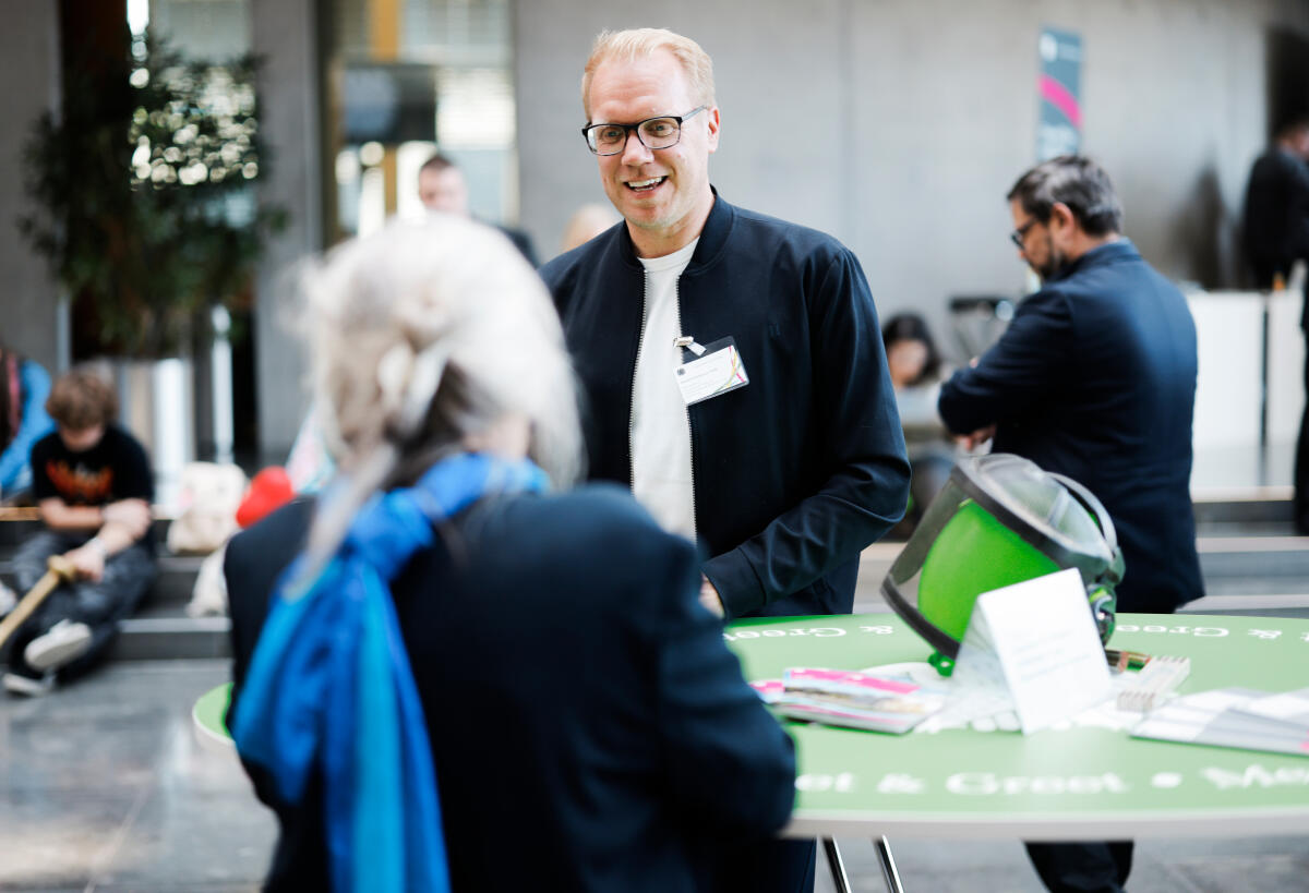  Tag der Ein- und Ausblicke (TEA) 2026 - Hier Hendrick Bollmann, SPD, MdB, beim Meet and Greet des Ausschusses für Wohnen, Stadtentwicklung, Bauwesen und Kommunen am Präsentationsstand der Parlamentarischen Ausschüsse.