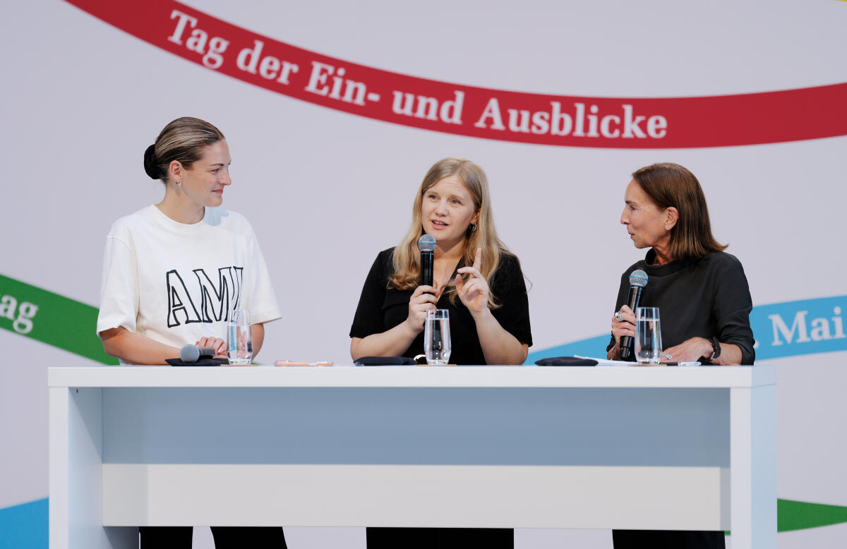  Tag der Ein- und Ausblicke (TEA) 2026 - Hier Bundestagsvizepräsidentin Josephine Ortleb (m), SPD, MdB, im Gespräch mit Sally Lisa Starken (l), Autorin, Podcasterin und Journalistin. 