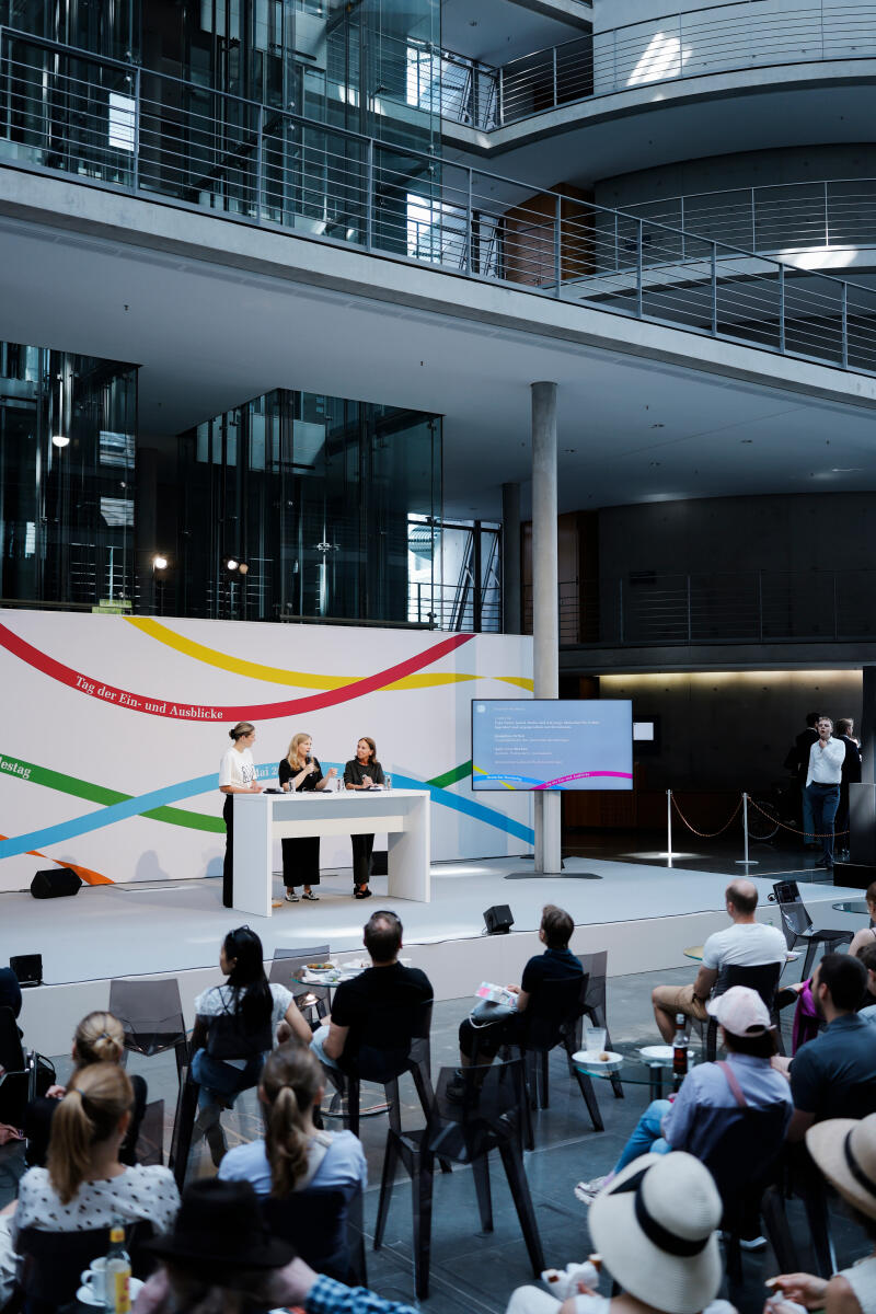  Tag der Ein- und Ausblicke (TEA) 2026 - Hier Bundestagsvizepräsidentin Josephine Ortleb (m), SPD, MdB, im Gespräch mit Sally Lisa Starken (l), Autorin, Podcasterin und Journalistin. 