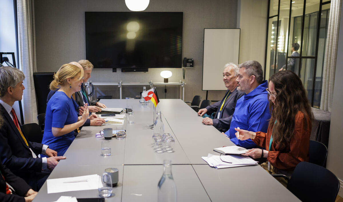 Klöckner, Julia Bundestagspräsidentin Julia Klöckner (2vl), CDU/CSU, MdB, nimmt an der Konferenz der Parlamentspräsidentinnen und -präsidenten der Parlamente der EU-Mitgliedsstaaten (EU-PPK) in Kopenhagen / Dänemark teil. Hier im Bilateralen Gespräch mit dem Präsidenten des grönländischen Parlaments, Kim Kielsen (2vr).