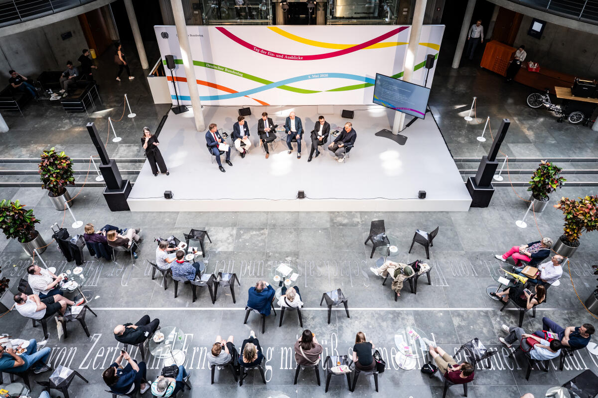 Tag der Ein- und Ausblicke (TEA) 2026 - Hier Podiumsdiskussion des Haushaltsausschusses mit (VLNR:) Dr. Kinan Jaeger, Moderator, Lukas Krieger, CDU/CSU, MdB, Dr. Michael Espendiller, AfD, MdB, Ruppert Stüwe, SPD, MdB, Dr. Sebastian Schäfer, Bündnis 90/Die Grünen, MdB und Dietmar Bartsch, Die Link, MdB. Blick in die Halle des Paul-Löbe-Hauses.