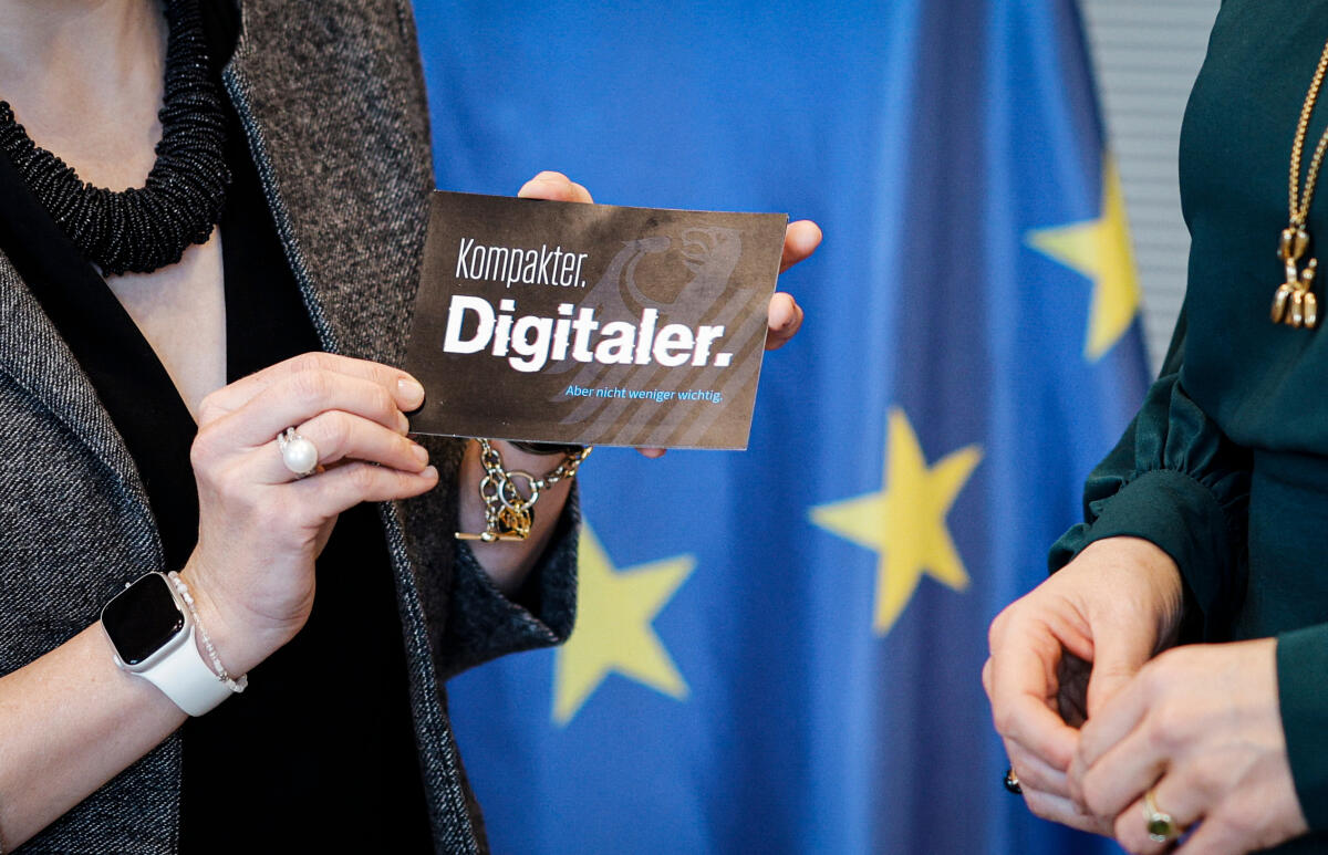  Bundestagspräsidentin Julia Klöckner, CDUC/CSU, MdB, nimmt den Tätigkeitsbericht der Bundesbeauftragten für den Datenschutz und die Informationsfreiheit Prof. Dr. Louisa Specht-Riemenschneider entgegen. Blick auf eine Karte, die den Hinweis enthält, dass es den Bericht ab sofort nur noch digital gibt.