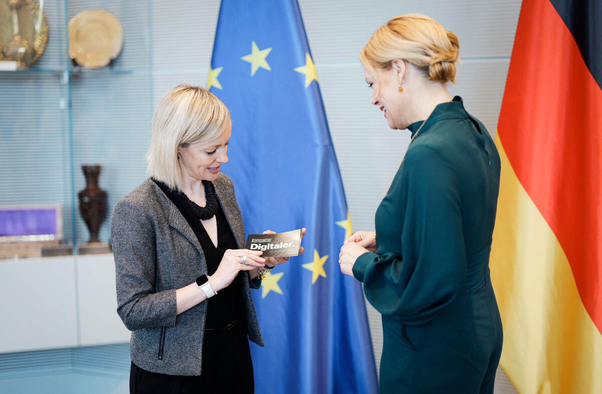 Klöckner, Julia Bundestagspräsidentin Julia Klöckner (r), CDUC/CSU, MdB, nimmt den Tätigkeitsbericht der Bundesbeauftragten für den Datenschutz und die Informationsfreiheit Prof. Dr. Louisa Specht-Riemenschneider (l) entgegen.