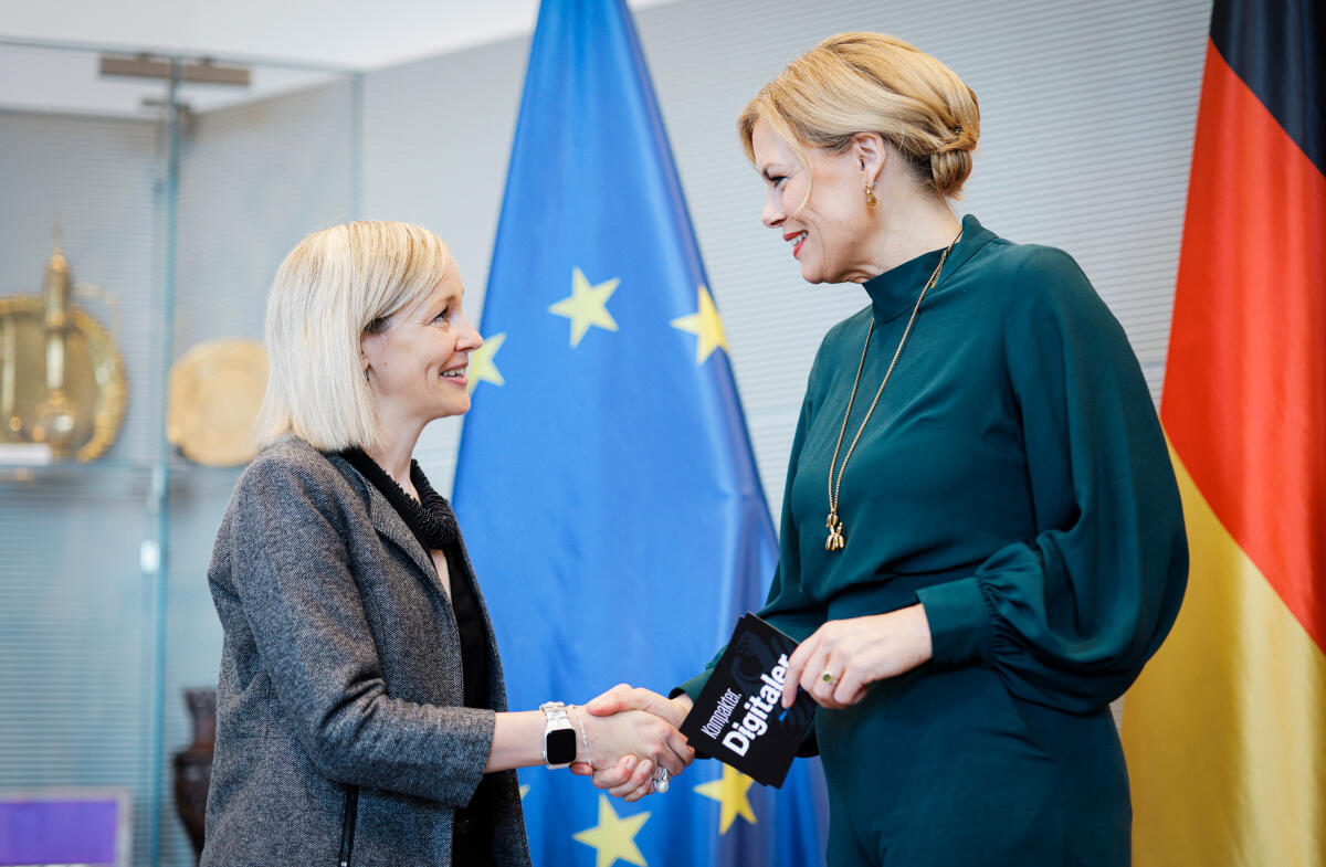 Klöckner, Julia Bundestagspräsidentin Julia Klöckner (r), CDUC/CSU, MdB, nimmt den Tätigkeitsbericht der Bundesbeauftragten für den Datenschutz und die Informationsfreiheit Prof. Dr. Louisa Specht-Riemenschneider (l) entgegen.