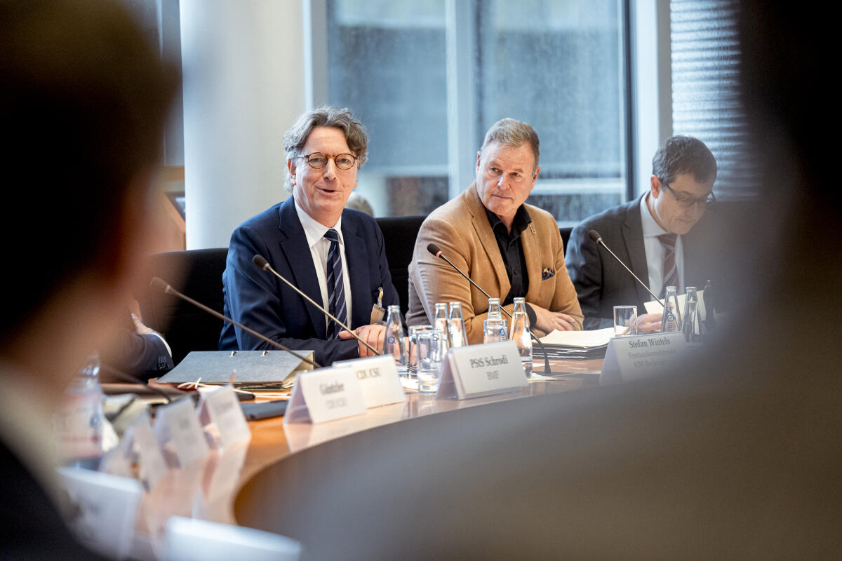 Görke, Christian; Wintels, Stefan Stefan Wintels, Vorsitzender der KfW-Bankengruppe (l), spricht im Finanzsausschuss.