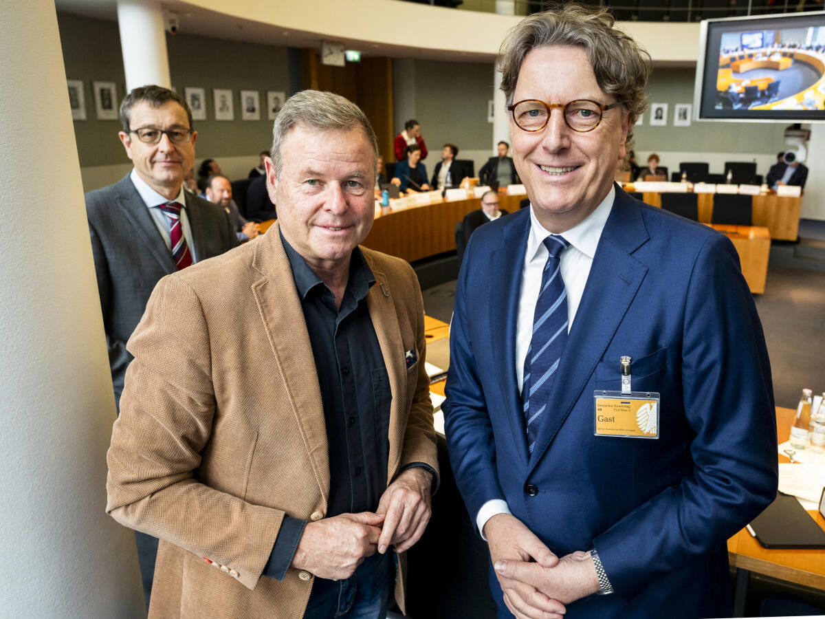 Görke, Christian; Wintels, Stefan Ausschussvorsitzender Christian Görke (l), Die Linke, MdB, begrüßt im Finanzsausschuss den Vorsitzenden der KfW-Bankengruppe, Stefan Wintels (r), zu einem Gespräch.