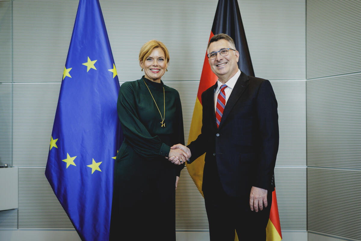 Klöckner, Julia Bundestagspräsidentin Julia Klöckner (l), CDU/CSU, MdB, empfängt den Außenminister des Staates Israel, Gideon Sa’ar (r), zu einem Gespräch.