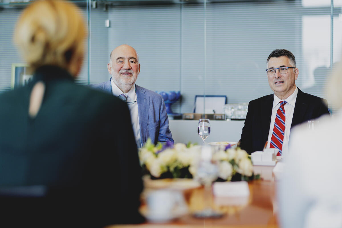  Bundestagspräsidentin Julia Klöckner, CDU/CSU, MdB, empfängt den Außenminister des Staates Israel, Gideon Sa’ar (r), zu einem Gespräch. Hier mit dem Botschafter des Staates Israel in Deutschland, Ron Prosor (l).