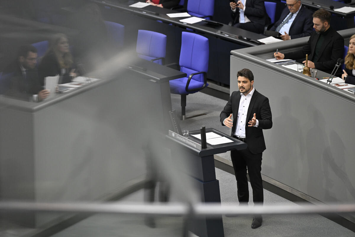 Dieren, Jan 78. Sitzung des 21. Deutschen Bundestag, Jan Dieren, SPD, MdB, hält eine Rede zum TOP 24, Antrag Die Linke „Zwingende Mitbestimmungsrechte des Betriebsrats zur Aktuellen Stunde ZP Kommunales Vetorecht gegen migrationsbedingte Zwangszuweisungen"
