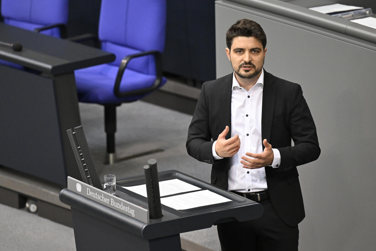 Dieren, Jan 78. Sitzung des 21. Deutschen Bundestag, Jan Dieren, SPD, MdB, hält eine Rede zum TOP 24, Antrag Die Linke „Zwingende Mitbestimmungsrechte des Betriebsrats zur Aktuellen Stunde ZP Kommunales Vetorecht gegen migrationsbedingte Zwangszuweisungen"
