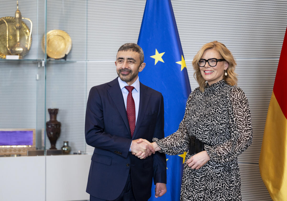 Klöckner, Julia; Abdullah bin Zaye Al Nahyan Bundestagspräsidentin Julia Klöckner (r), CDU/CSU, MdB, empfängt den Außenminister der Vereinigten Arabischen Emirate, S. E. Scheich Abdullah bin Zaye Al Nahyann (l), zu einem Gespräch. Hier im Bild  Begrüßung mit Handschlag vor den Fahnen.