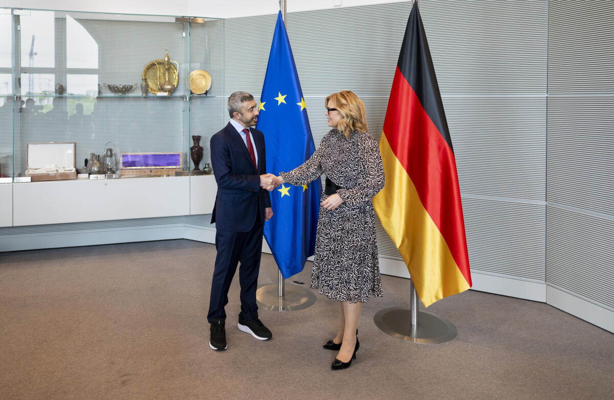 Klöckner, Julia; Abdullah bin Zaye Al Nahyan Bundestagspräsidentin Julia Klöckner (r), CDU/CSU, MdB, empfängt den Außenminister der Vereinigten Arabischen Emirate, S. E. Scheich Abdullah bin Zaye Al Nahyan (l), zu einem Gespräch. Hier im Bild  Begrüßung mit Handschlag vor den Fahnen.