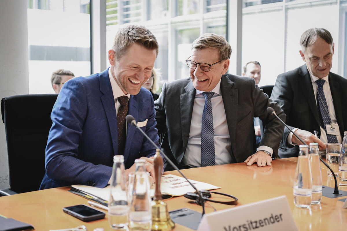 Stefinger, Wolfgang; Wadephul, Johann David Ausschussvorsitzender Dr. Wolfgang Stefinger, CDU/CSU, MdB empfängt den Bundesminister des Auswärtigen, Dr. Johann David Wadephul, CDU/CSU, MdB im Ausschuss für wirtschaftliche Zusammenarbeit und Entwicklung 