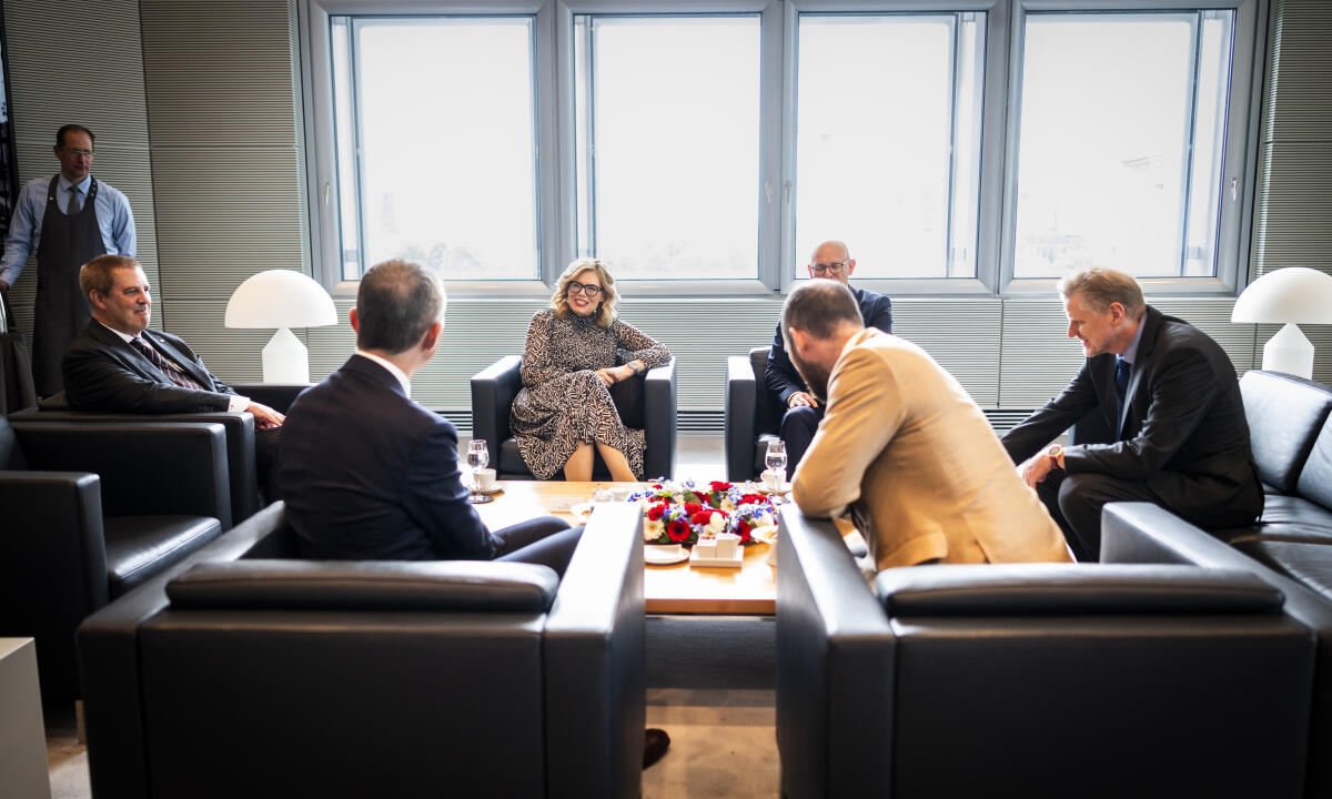 Julia Klöckner; Mitchell, Andrew Jonathan Bundestagspräsidentin Julia Klöckner, CDU/CSU, MdB, empfängt den Botschafter des Vereinigten Königreichs Großbritannien und Nordirland, S. E. Andrew Jonathan Mitchell für ein Gespräch. Hier im Bild eine Übersicht der Gesprächssituation.