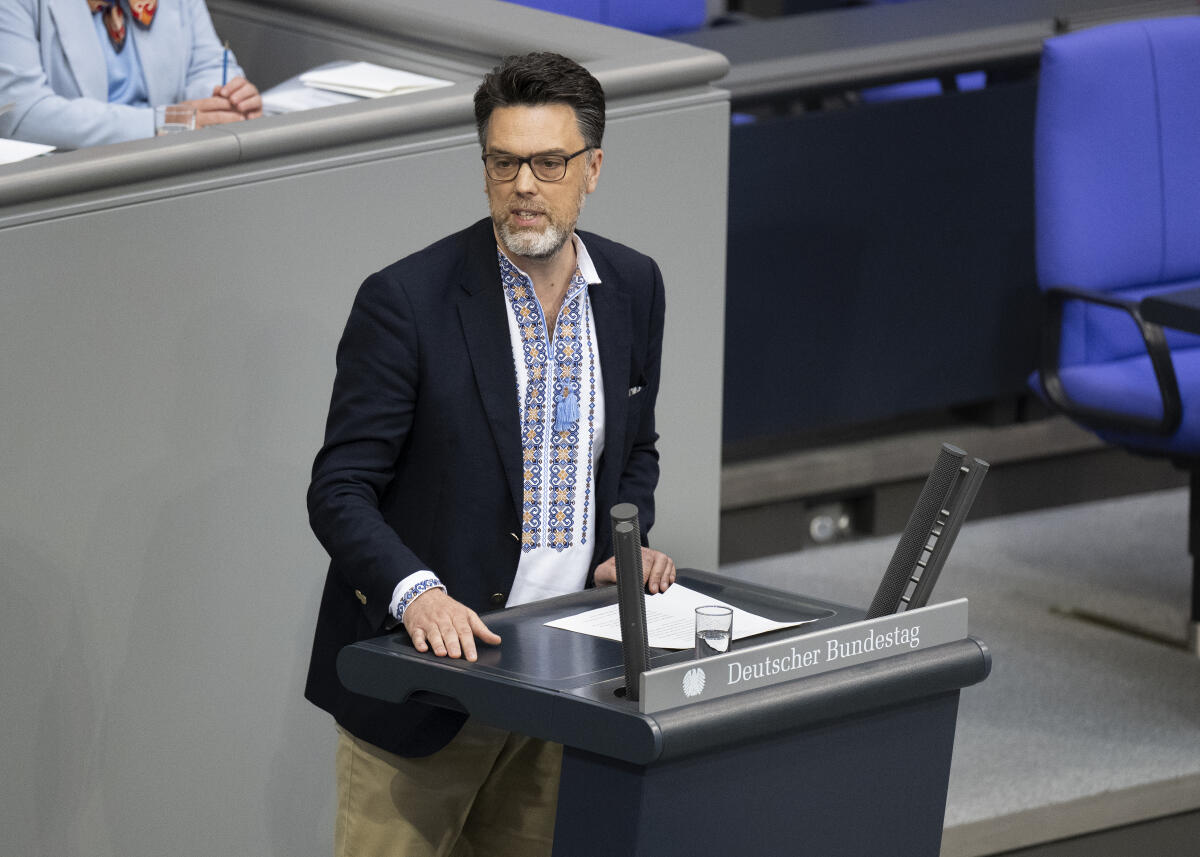 Wagener, Robin 80. Sitzung des Bundestages, Bundestagsabgeordneter Robin Wagener, Bündnis 90/Die Grünen, MdB,  hält eine Rede im Plenum zu TOP 7, Untersuchungsausschuss Nord Stream 2
