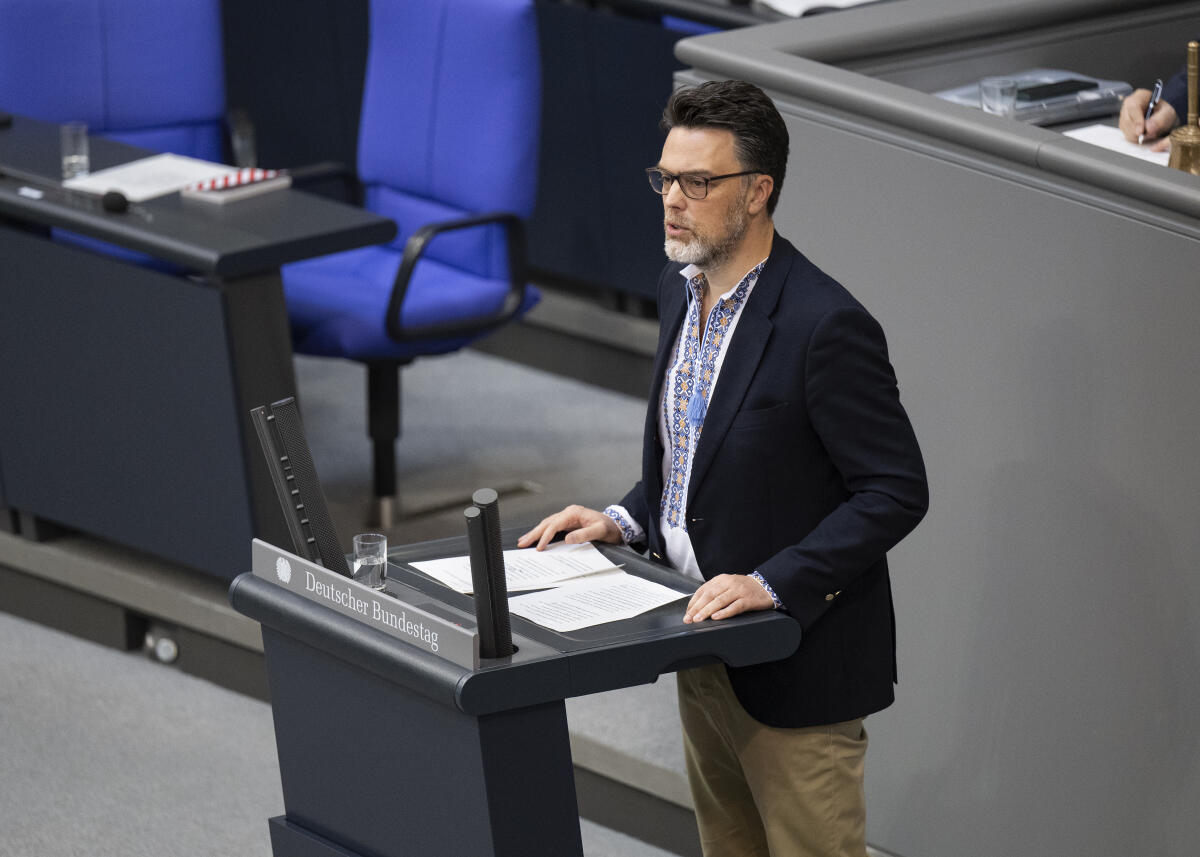Wagener, Robin 80. Sitzung des Bundestages, Bundestagsabgeordneter Robin Wagener, Bündnis 90/Die Grünen, MdB,  hält eine Rede im Plenum zu TOP 7, Untersuchungsausschuss Nord Stream 2
