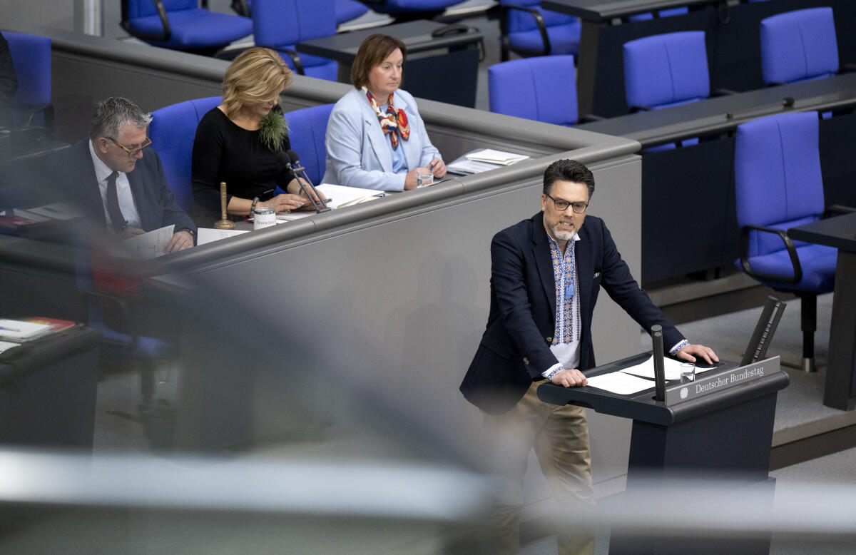 Wagener, Robin 80. Sitzung des Bundestages, Bundestagsabgeordneter Robin Wagener, Bündnis 90/Die Grünen, MdB,  hält eine Rede im Plenum zu TOP 7, Untersuchungsausschuss Nord Stream 2
