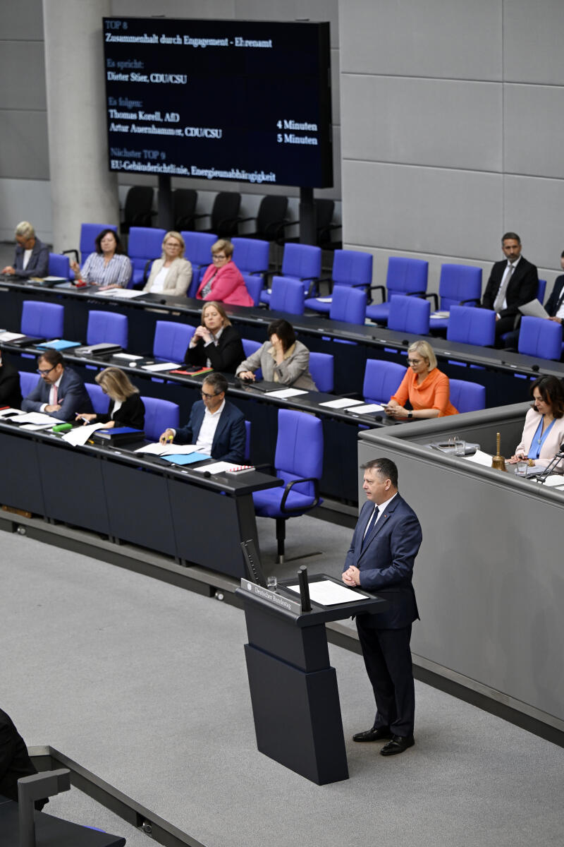 Stier, Dieter 80. Sitzung des Bundestages,
Bundestagsabgeordneter, Dieter Stier, CDU/CSU, MdB, hält eine Rede im Plenum zu TOP  8 "Zusammenhalt durch Engagement - das Ehrenamt als Rückgrat unserer Gesellschaft"