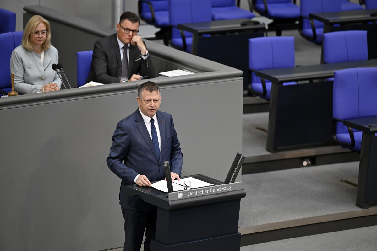 Stier, Dieter 80. Sitzung des Bundestages,
Bundestagsabgeordneter, Dieter Stier, CDU/CSU, MdB, hält eine Rede im Plenum zu TOP  8 "Zusammenhalt durch Engagement - das Ehrenamt als Rückgrat unserer Gesellschaft"