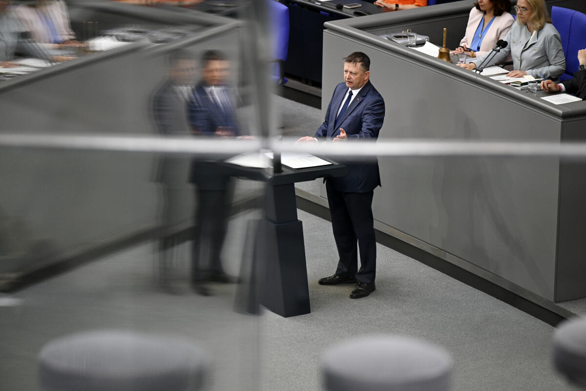 Stier, Dieter 80. Sitzung des Bundestages,
Bundestagsabgeordneter, Dieter Stier, CDU/CSU, MdB, hält eine Rede im Plenum zu TOP  8 "Zusammenhalt durch Engagement - das Ehrenamt als Rückgrat unserer Gesellschaft"