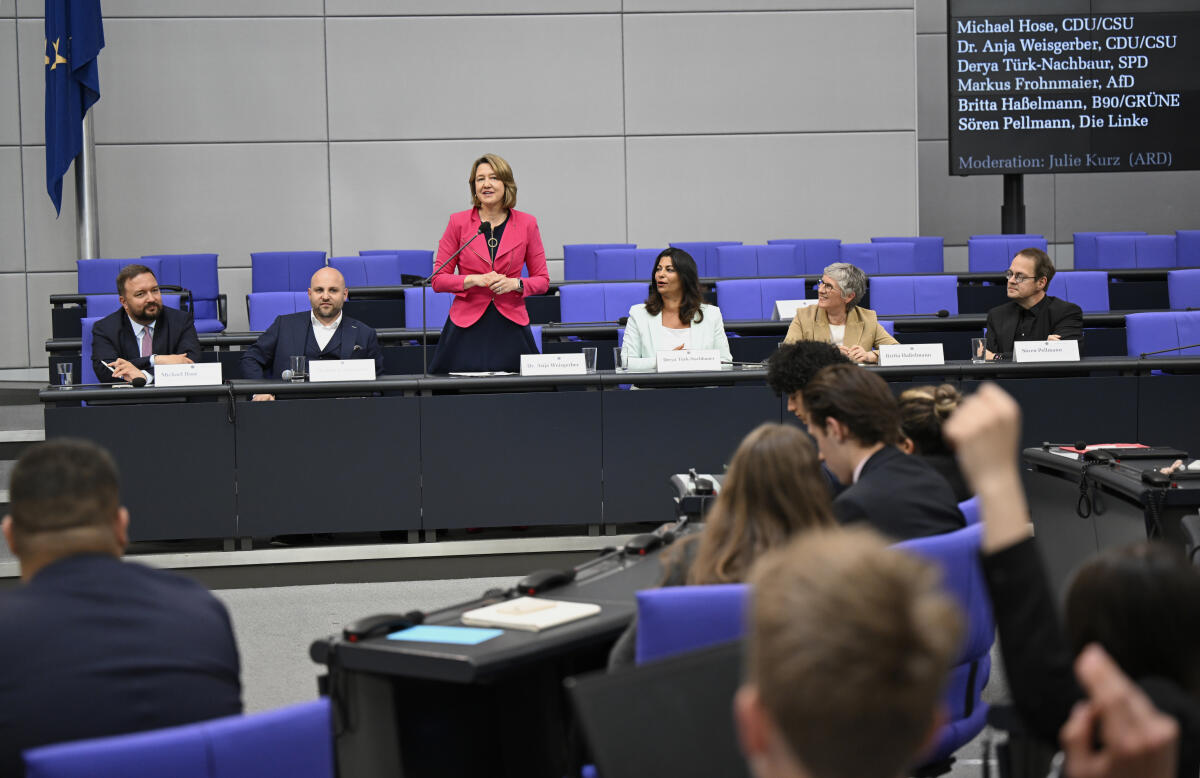 Hose, Michael Jugend und Parlament im Deutschen Bundestag. Podiumsdiskussion mit den Vorsitzenden bzw. stellvertretenden Vorsitzenden der im Bundestag vertretenen Faktionen oder einer anderen Vertretung.