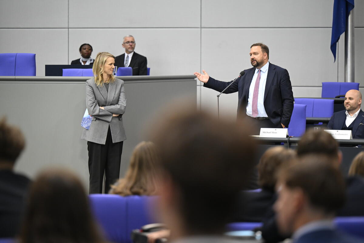 Hose, Michael Jugend und Parlament. Unter der Moderation von Julie Kurz (l), ARD Hauptstadtbüro, stellt sich Michael Hose, CDU/CSU, MdB(r), den Fragen der Teilnehmenden während der Podiumsdiskussion