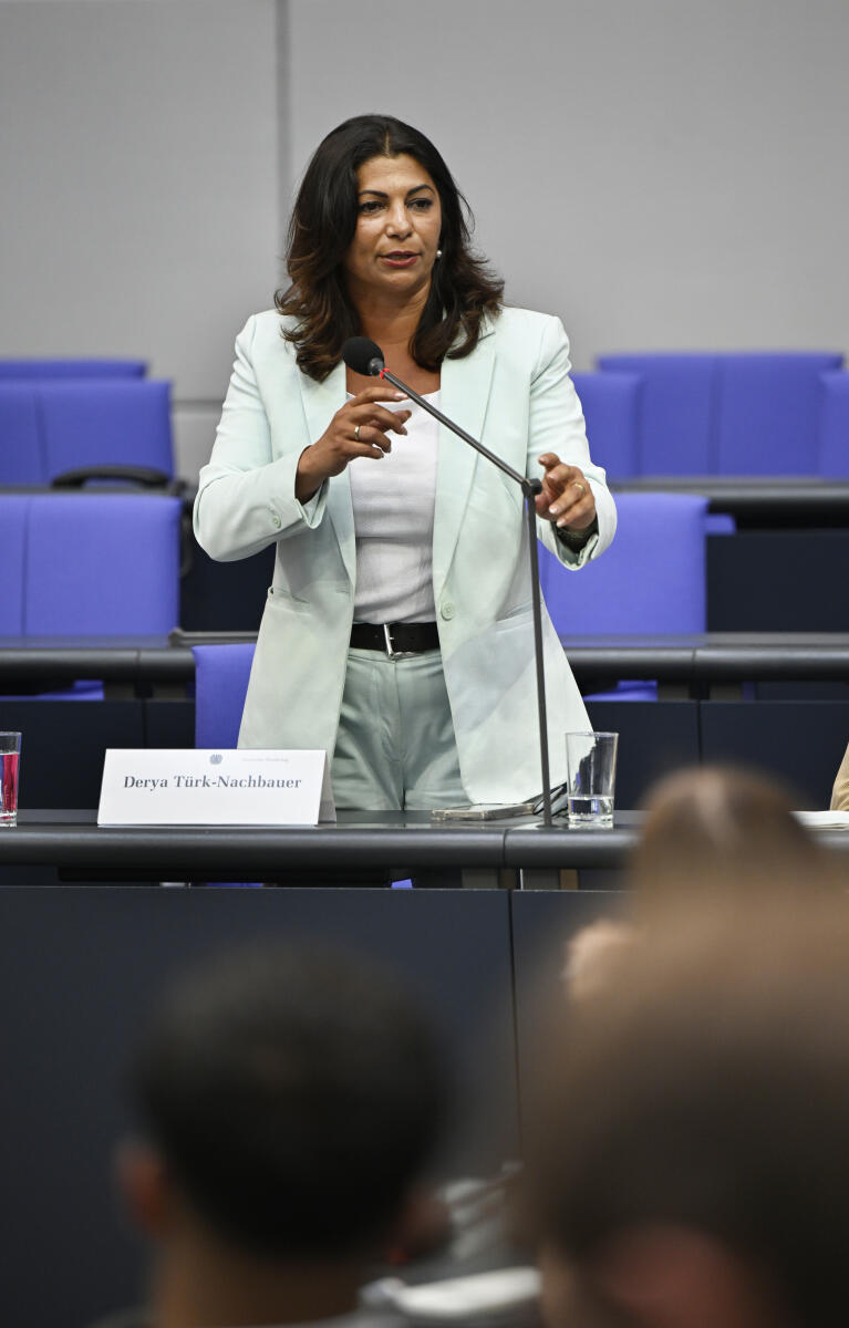 Türk-Nachbaur, Derya Jugend und Parlament im Deutschen Bundestag. Derya Türk-Nachbaur, SPD, MdB, stellt sich den Fragen der Teilnehmenden während der Podiumsdiskussion