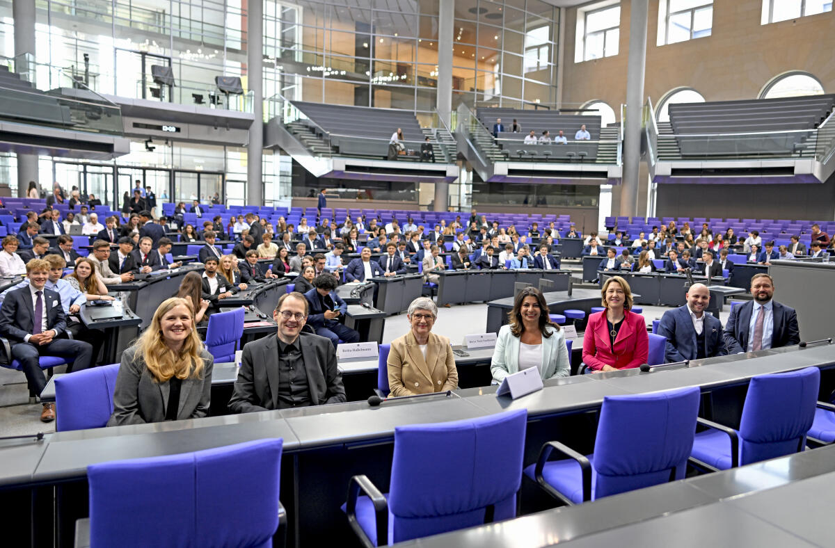 Pellmann, Sören Jugend und Parlament im Deutschen Bundestag. Gruppenfoto der Bundestagsabgeordneten, die an der Podiumsdiskussion teilnehmen, sowie Bundestagsvizepräsidentin Josephine Ortleb, SPD, MdB, links im Bild.