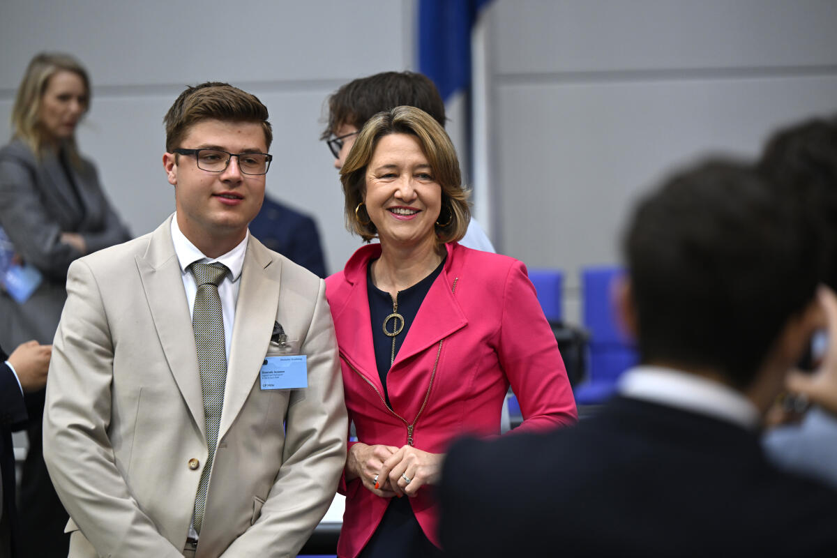 Weisgerber, Anja Jugend und Parlament. Bundestagsabgeordnete Dr. Anja Weisgerber lässt sich mit einem der Teilnehmer fotografieren.