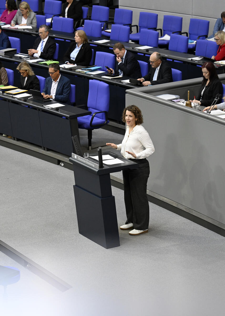 Seitzl, Lina Dr. Lina Seitzl, SPD, MdB hält eine Rede im Plenum zuTOP 8 ZP_ Antrag Grüne „BAföG stärken und Studienstarthilfe ausweiten – Junge Menschen in der Krise entlasten“