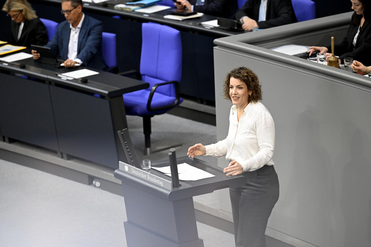 Seitzl, Lina Dr. Lina Seitzl, SPD, MdB hält eine Rede im Plenum zuTOP 8 ZP_ Antrag Grüne „BAföG stärken und Studienstarthilfe ausweiten – Junge Menschen in der Krise entlasten“