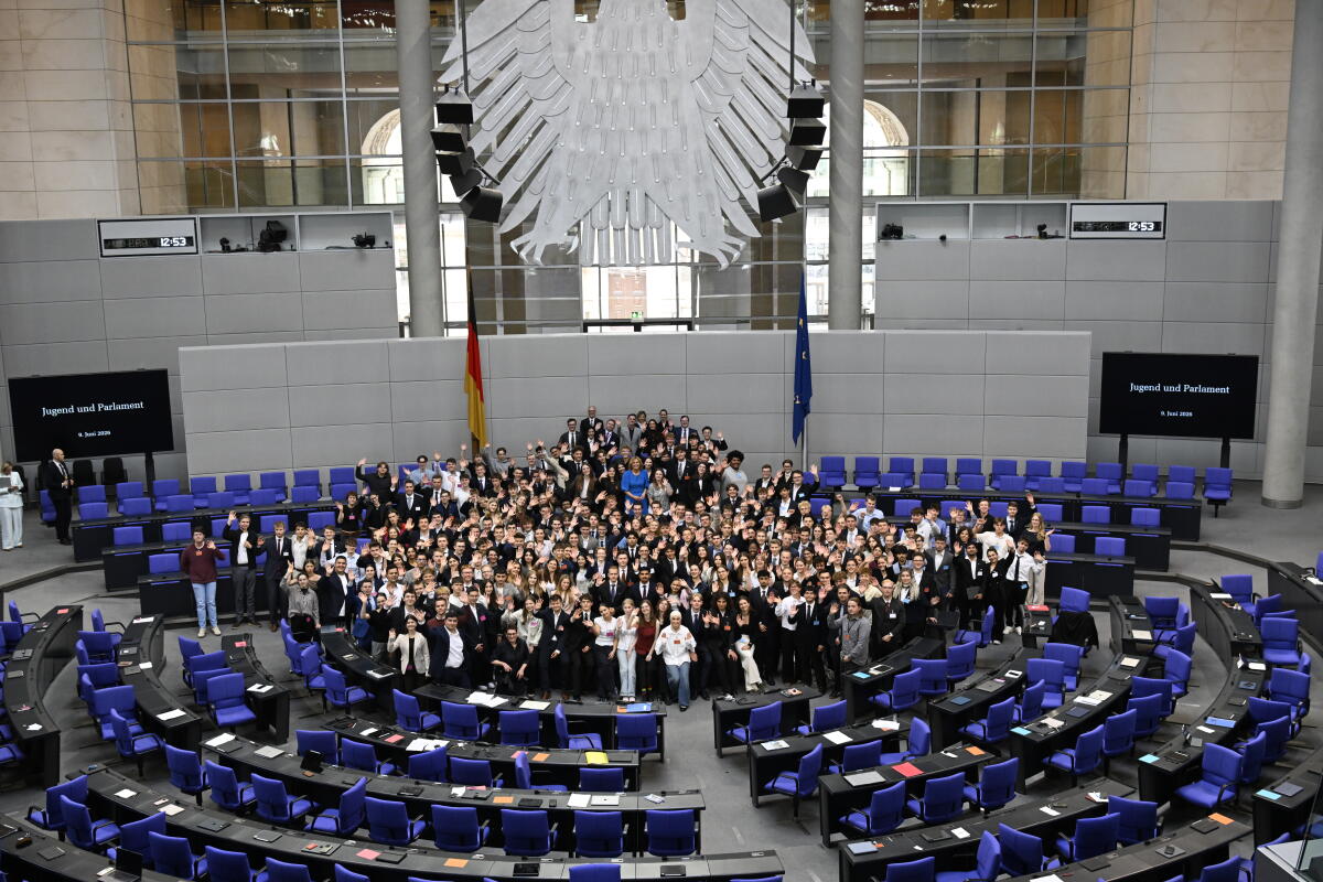 Klöckner, Julia Jugend und Parlament, Gruppenfoto mit der Bundestagspräsidentin Julia Klöckner, CDU/CSU, MdB