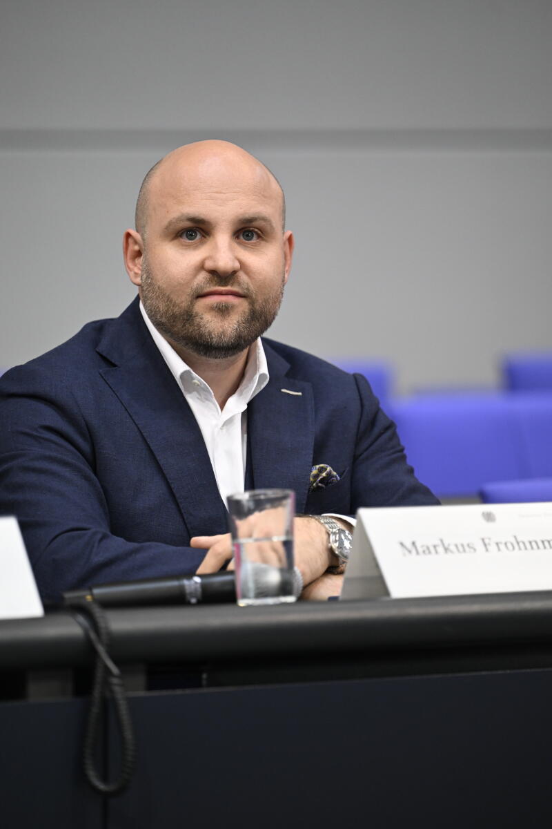 Frohnmaier, Markus Jugend und Parlament im Deutschen Bundestag. Markus Frohnmaier, AfD, MdB, stellt sich den Fragen der Teilnehmenden der Podiumsdiskussion