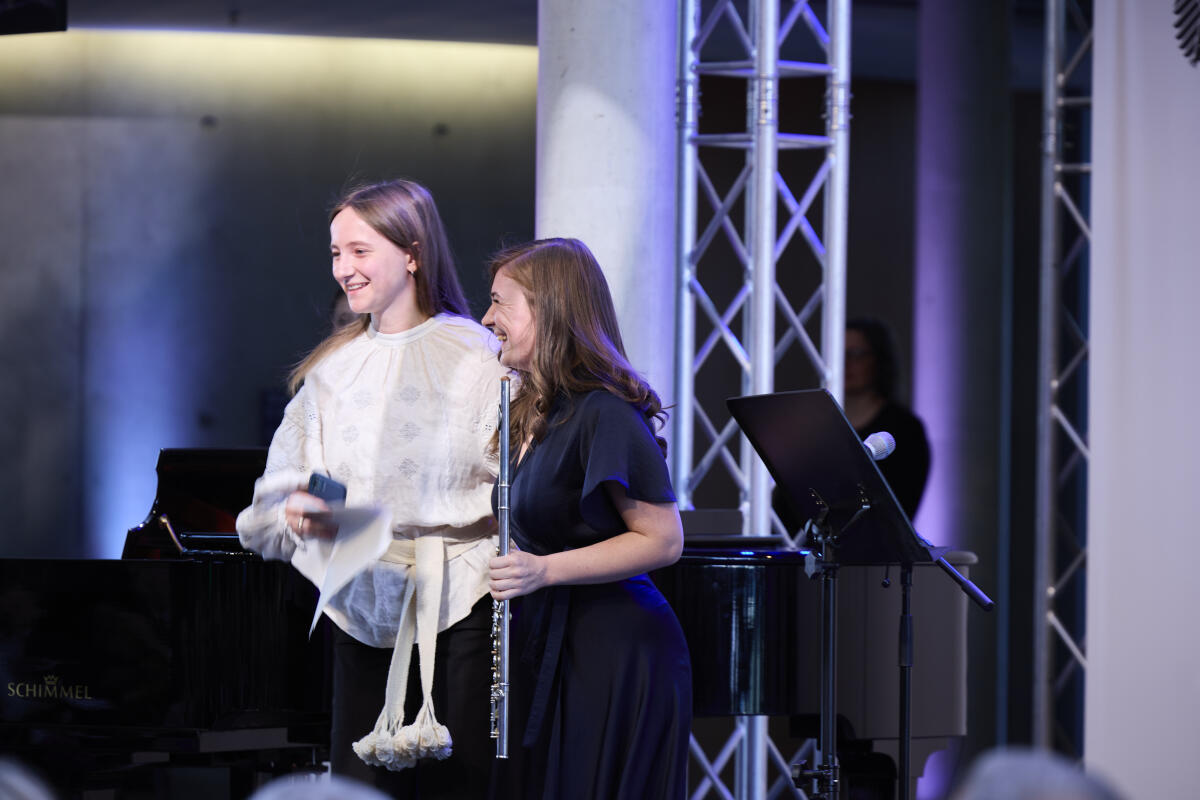  Empfang des Internationalen Parlaments-Stipendiums (IPS) in der Halle des Paul-Löbe-Hauses - Hier im Rahmen des kreativen Bühnenprogramms der Stipendiatinnen und Stipendiaten des IPS global 2026 die Aufführung von Johann Sebastian Bach - Siciliana aus der Donata No. 2 in Es-Dur mit Klavier und Querflöte.