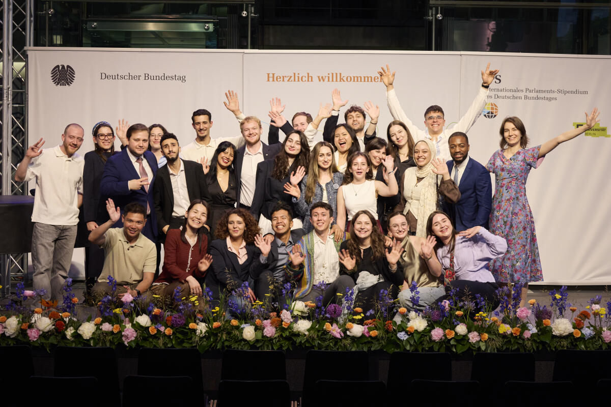 Empfang des Internationalen Parlaments-Stipendiums (IPS) in der Halle des Paul-Löbe-Hauses - Gruppenfoto Alumni.