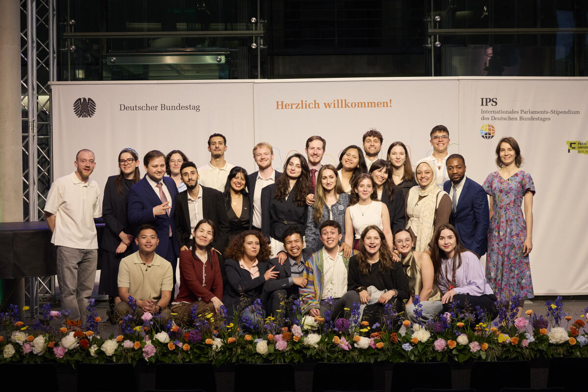  Empfang des Internationalen Parlaments-Stipendiums (IPS) in der Halle des Paul-Löbe-Hauses - Gruppenfoto Alumni.