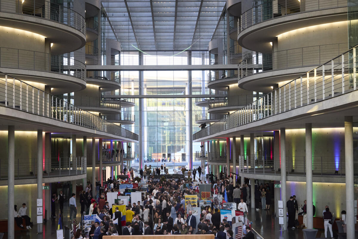 Empfang des Internationalen Parlaments-Stipendiums (IPS) in der Halle des Paul-Löbe-Hauses - Blick in die Halle während des Empfangs.