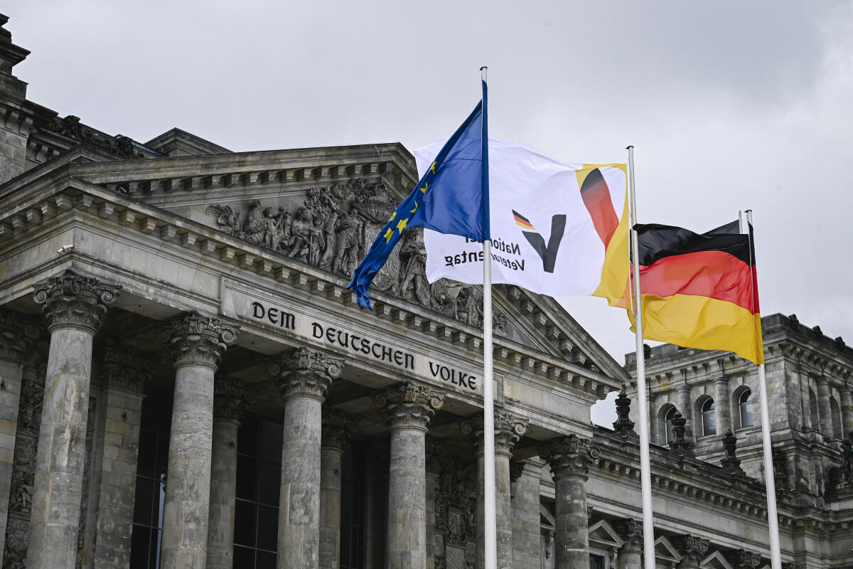  Beflaggung des Westportales des Reichstagsgebäudes anlässlich des Nationalen Veteranentags am 15.06.2026