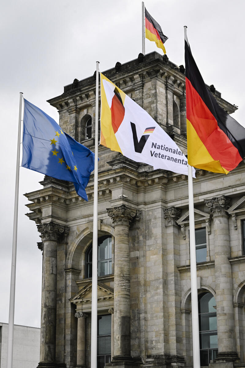  Beflaggung des Westportales des Reichstagsgebäudes anlässlich des Nationalen Veteranentags am 15.06.2026
