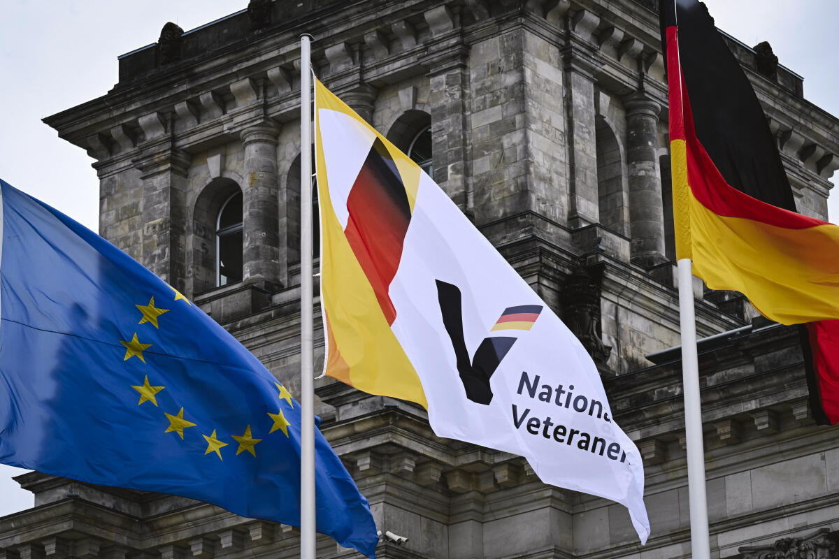  Beflaggung des Westportales des Reichstagsgebäudes anlässlich des Nationalen Veteranentags am 15.06.2026